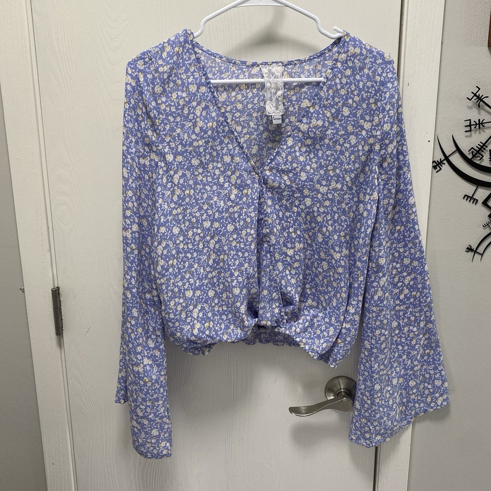 Sadie & Sage Womens Medium Blue Floral Crop Top Flare Sleeves V Neck Faux Wrap